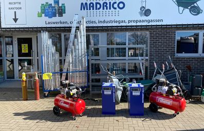  Tweemaal een zuigercompressor en vriesdroger voor Madrico NV.